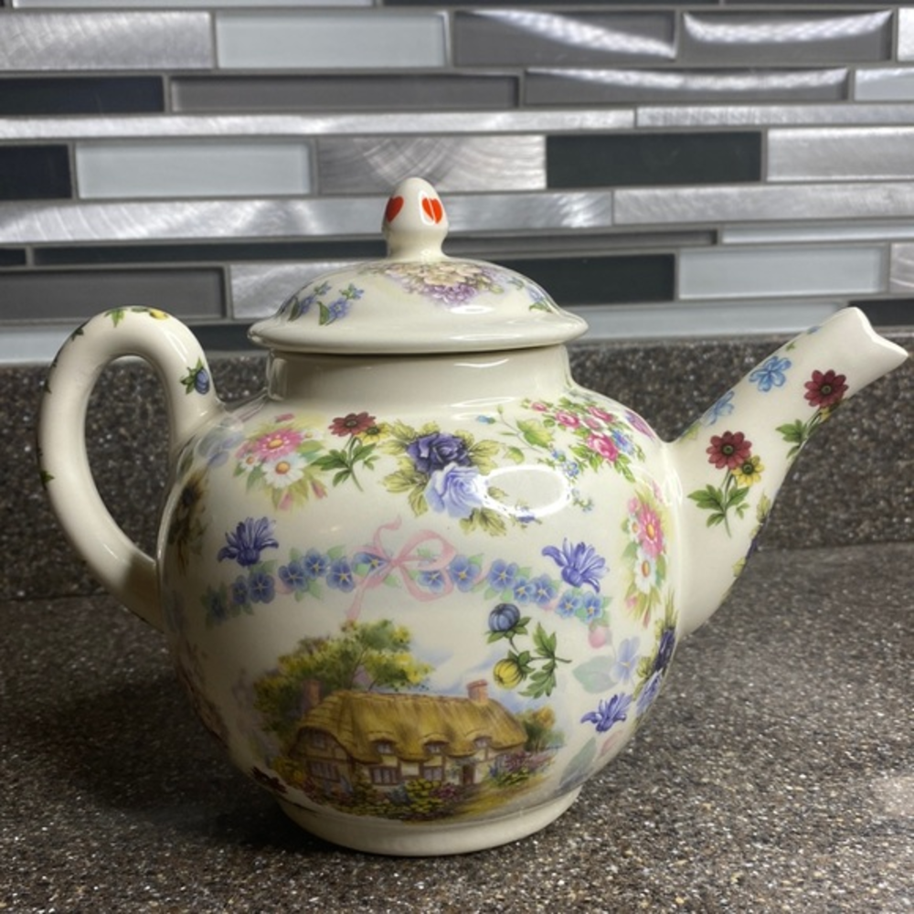 Floral and Cottage Scene‎ Teapot